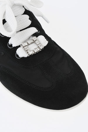 Flache Sneaker Aus Wildleder Mit Tonalem Geprägtem Monogramm