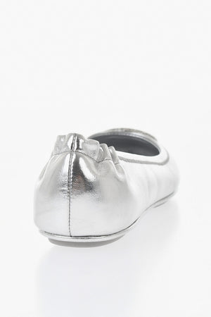 Ballerinas aus Leder mit Metallic-Effekt und kristallverziertem Detail