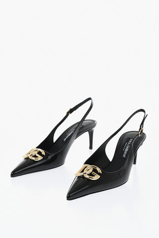 Slingback aus Lackleder mit goldfarbenem Metall-Monogramm, 7 cm Absatz