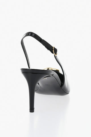 Slingback aus Lackleder mit goldfarbenem Metall-Monogramm, 7 cm Absatz