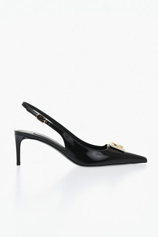 Slingback aus Lackleder mit goldfarbenem Metall-Monogramm, 7 cm Absatz