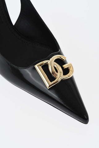 Slingback aus Lackleder mit goldfarbenem Metall-Monogramm, 7 cm Absatz