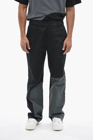 Zweifarbige Chinohose mit aufgedrucktem Logo