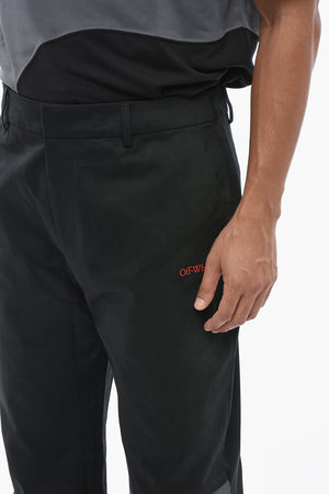 Zweifarbige Chinohose mit aufgedrucktem Logo