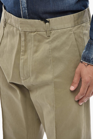 Pantaloni Chino a Gamba Dritta con Logo Argentato