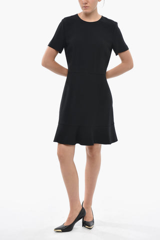 Einfarbiges Kleid mit kurzen Ärmeln