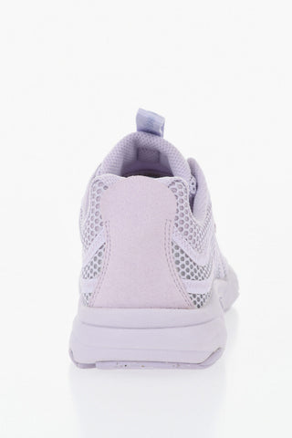 Flache Sneaker aus einfarbigem perforiertem Stoff