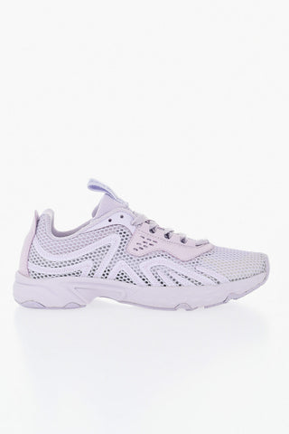Flache Sneaker aus einfarbigem perforiertem Stoff