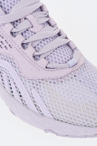 Flache Sneaker aus einfarbigem perforiertem Stoff
