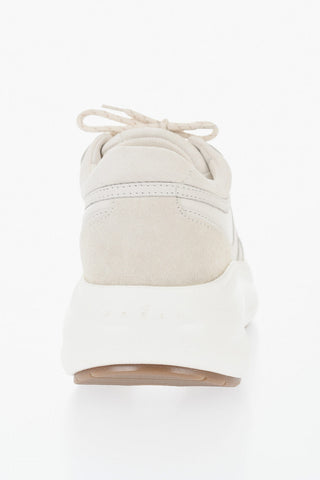 Niedrige Sneaker aus Leder und Wildleder mit klobiger Sohle