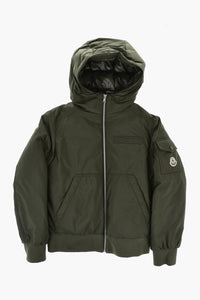Einfarbige Daunenjacke mit Ärmeltasche