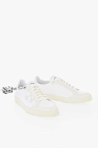 Niedrige zweifarbige Sneaker mit kontrastierendem Label