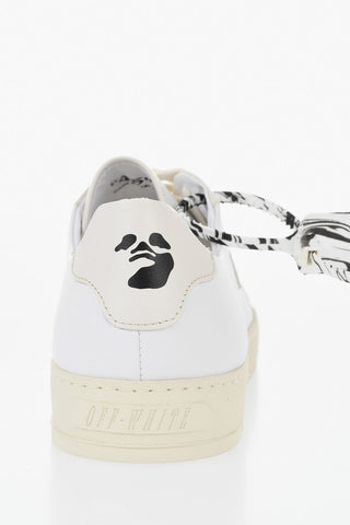 Niedrige zweifarbige Sneaker mit kontrastierendem Label