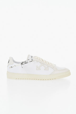 Niedrige zweifarbige Sneaker mit kontrastierendem Label