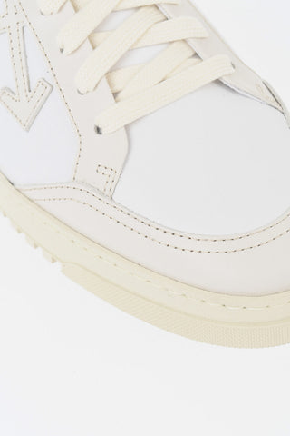 Niedrige zweifarbige Sneaker mit kontrastierendem Label