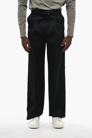 Wollhose Mit Einer Falte Und Gürtel