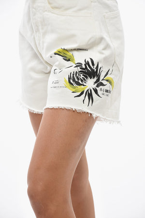 Shorts mit heller Waschung, Print und fransigem Saum