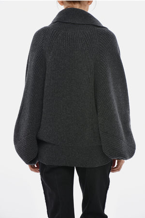 Gerippter Wollpullover mit Fledermausärmeln