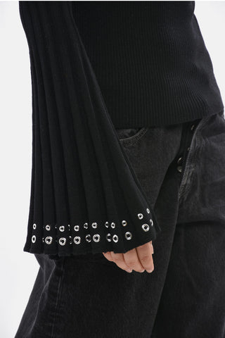 Rippenpullover aus Schurwolle mit Glockenärmeln und Ösen-Details