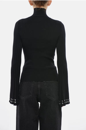 Rippenpullover aus Schurwolle mit Glockenärmeln und Ösen-Details