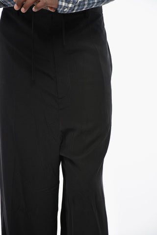 Hose aus leichtem Stoff mit weitem Bein