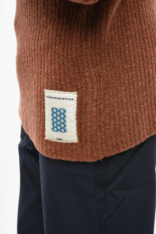 Rundhalspullover in Uni mit Logo-Patch