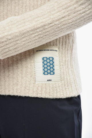 Unifarbener Rundhalspullover mit Logopatch