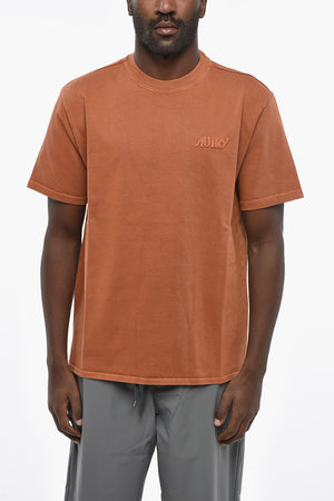 Einfarbiges Rundhalsshirt mit erhabenem Logo