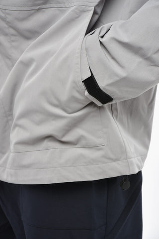 Einfarbige Windjacke mit Seidenfutter