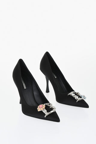 Pumps aus Satin mit Metall-Monogramm, verziert mit Kristallen, Absatz 10 cm
