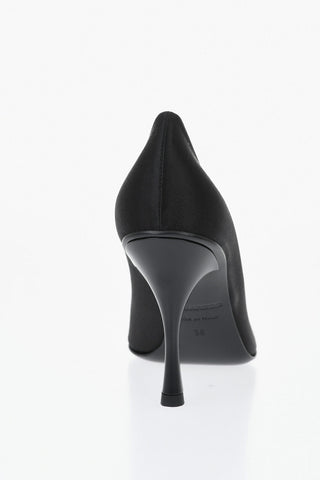 Pumps aus Satin mit Metall-Monogramm, verziert mit Kristallen, Absatz 10 cm