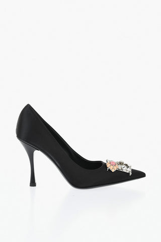 Pumps aus Satin mit Metall-Monogramm, verziert mit Kristallen, Absatz 10 cm