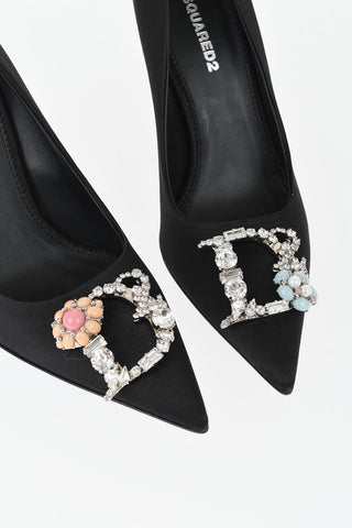 Pumps aus Satin mit Metall-Monogramm, verziert mit Kristallen, Absatz 10 cm