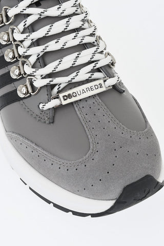 Niedrige zweifarbige Sneaker DASH aus Leder und Wildleder mit kontrastierenden Details