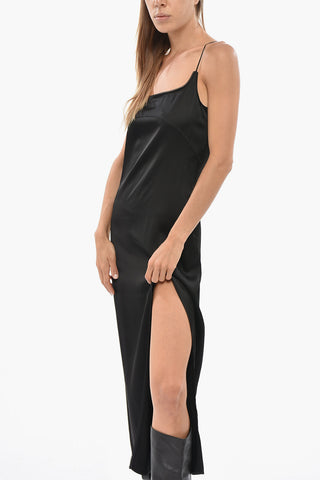 Slipkleid aus Satin mit Logo-Detail in Goldoptik