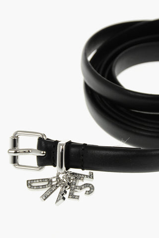 Schmaler Ledergürtel mit Logocharm, mit Strass besetzt, 15mm