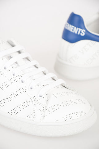 Sneakers in Pelle con Logo Traforato All-Over