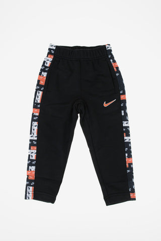 Jogger mit Seitenstreifen