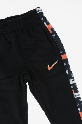 Jogger mit Seitenstreifen