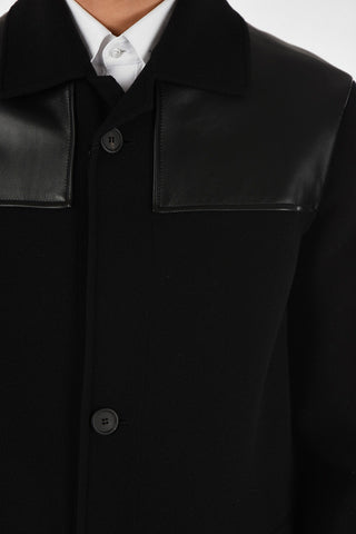 cappotto balmacaan con applicazioni in pelle