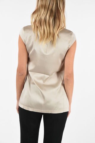 Sleeveless top with zip closure on the back