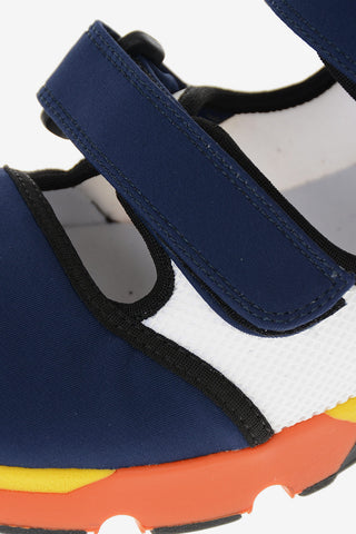 LACED SNEAKER