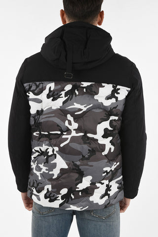 piumino camouflage con abbottonatura nascosta