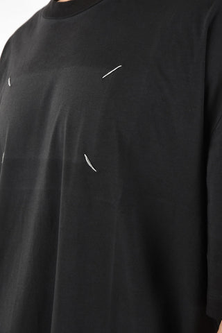 MM10 ICONIC STICHES LOGO T-SHIRT