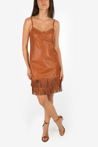 vestito in pelle e spaghetti strap con frange e borchie