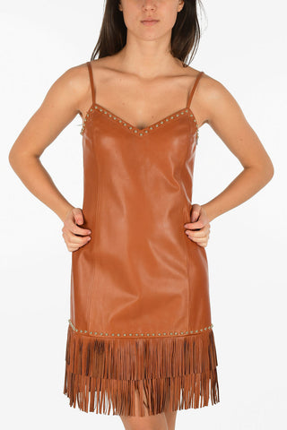 vestito in pelle e spaghetti strap con frange e borchie