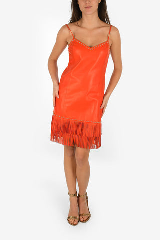 vestito in pelle e spaghetti strap con frange e borchie	