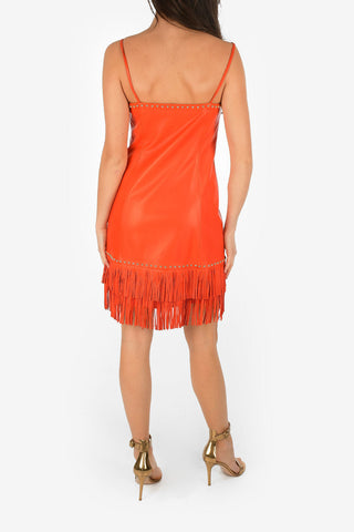 vestito in pelle e spaghetti strap con frange e borchie	