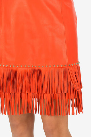 vestito in pelle e spaghetti strap con frange e borchie	