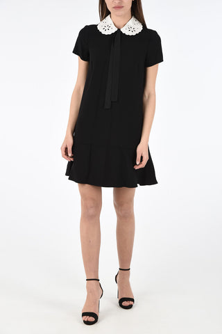 Mini Dress a Maniche Corte con Collo Ricamato e Fiocco 